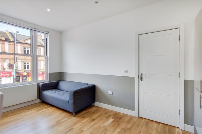 Flat to rent in Fulham Palace Road, Hammersmith, London