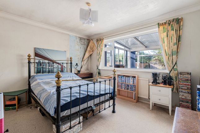 16, Honeypots Road, Surrey photo 4