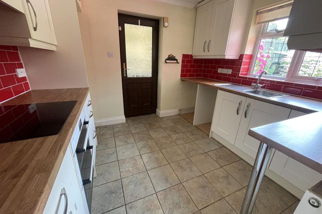 21, Fox Meadows, Crewkerne photo 2