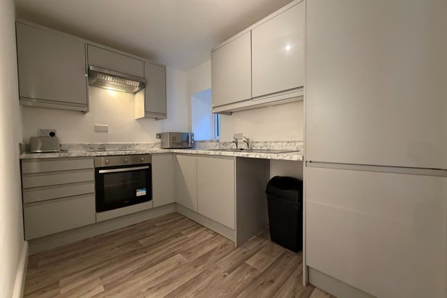 Flat 2, 2-3 The Square, Devon photo 3