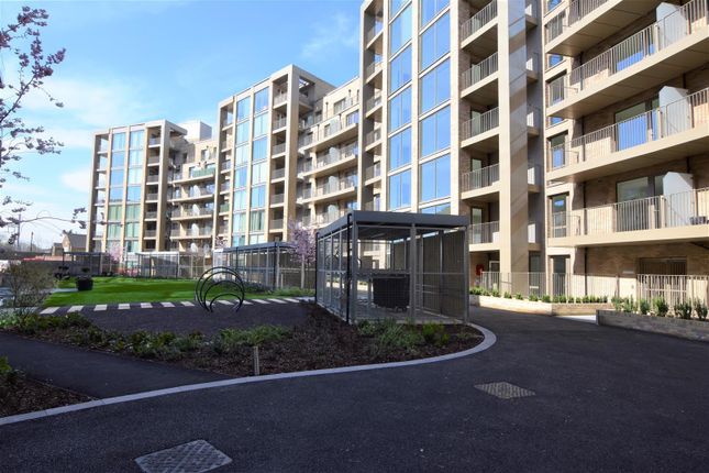 Flat to rent in Garnet Place, West Drayton