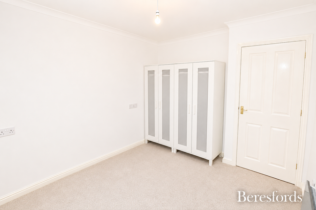 64, Walnut Close, Basildon photo 5