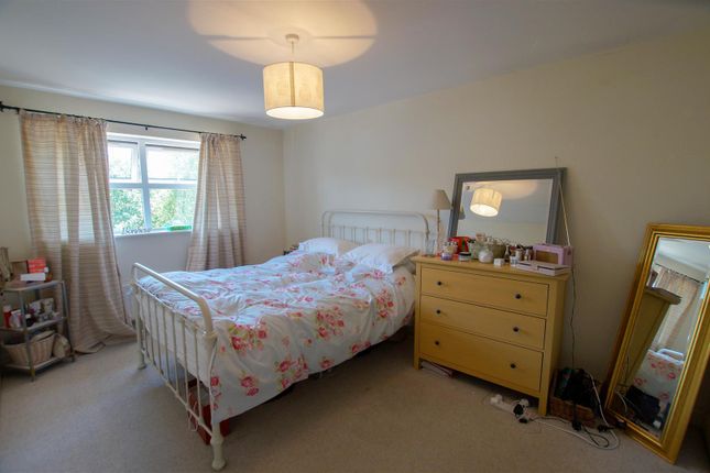 Flat to rent in Stride Close, Chichester
