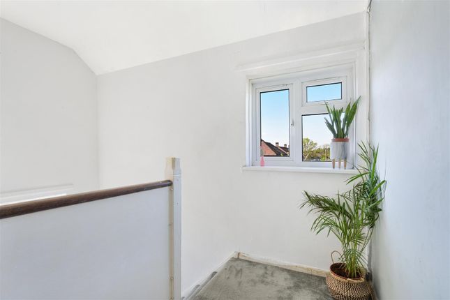 Malmstone Avenue, Merstham photo 4