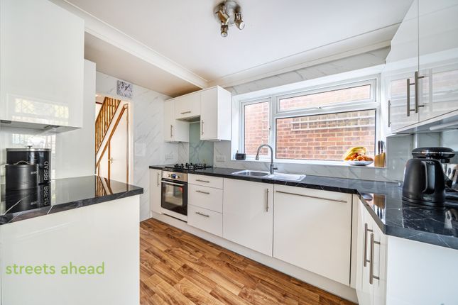 57, Caterham Drive, Coulsdon photo 4