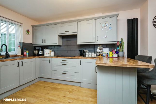 25, James Avenue, Herstmonceux photo 4
