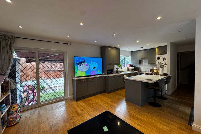 17, Wood Lane, Woodford photo 5