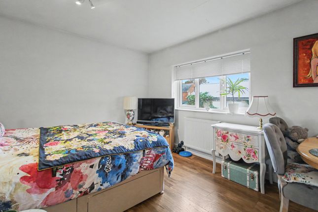 Flat 4, 4 Queens Road, Farnborough photo 3