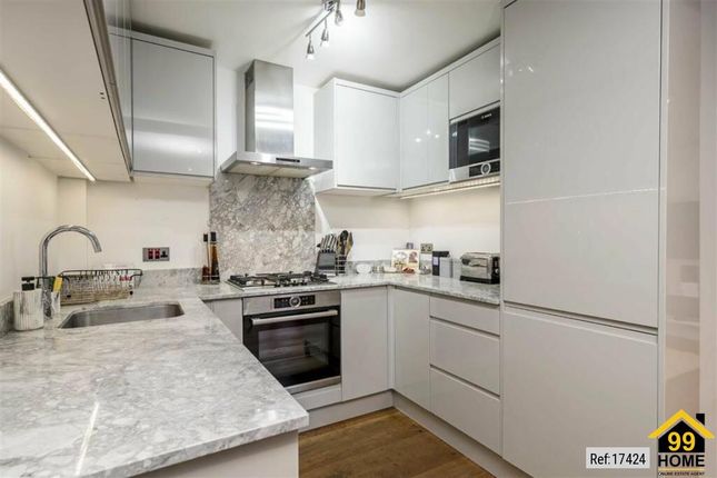 Flat 81, Holcrfot Court, London photo 4