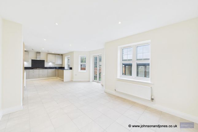 3, Kingfisher Close, Chertsey photo 3