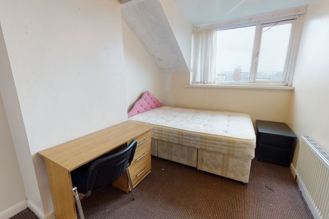 Thumbnail Terraced house to rent in Hall Grove, Hyde Park, Leeds