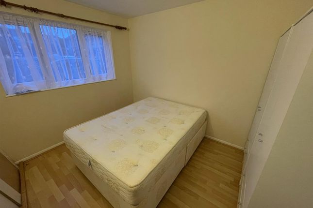 Flat to rent in Pavilion Way, Edgware