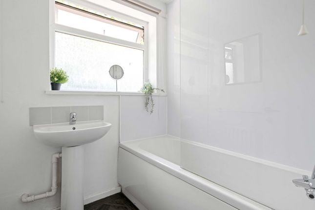 37 Forsythia Gardens, Nottingham photo 3