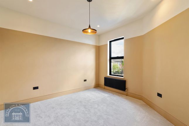 Flat to rent in Lonsdale Road, London