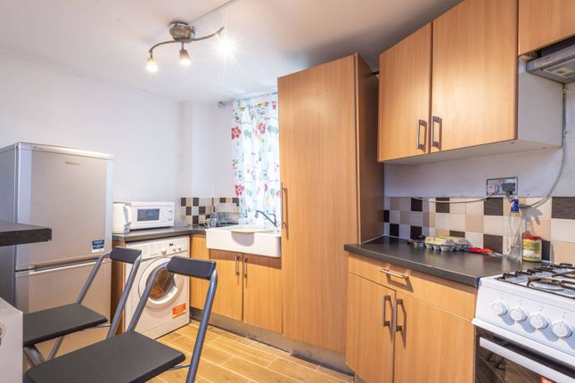 Flat to rent in North Gower Street, Euston, London