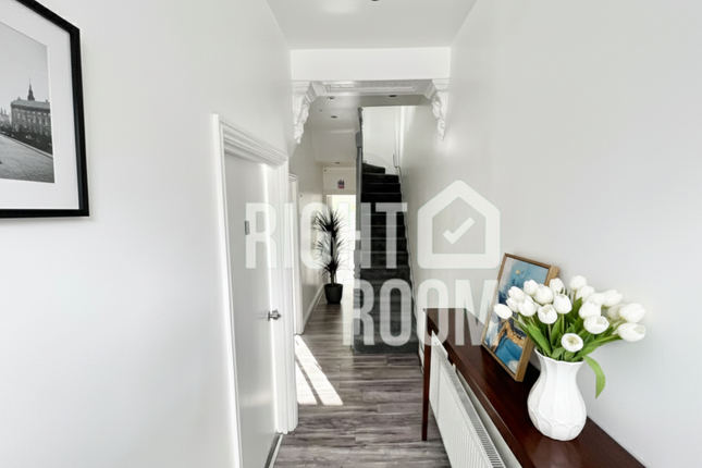 Room 1, 135 Grosvenor Road, London photo 2
