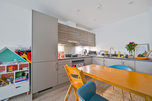 27 Edison House,, Flambard Way, Surrey photo 3