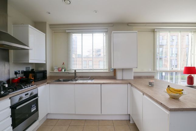 17, Station Approach Road, Coulsdon photo 4