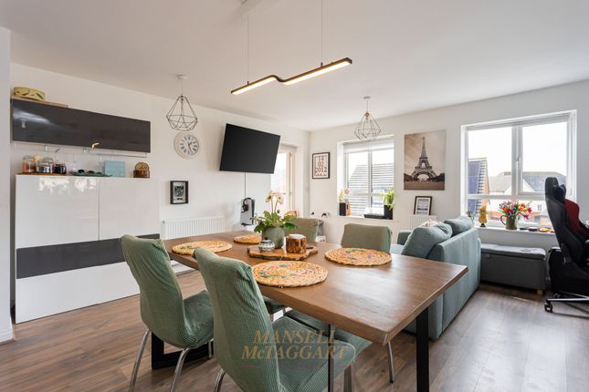 63 Percivale Close, Crawley photo 5