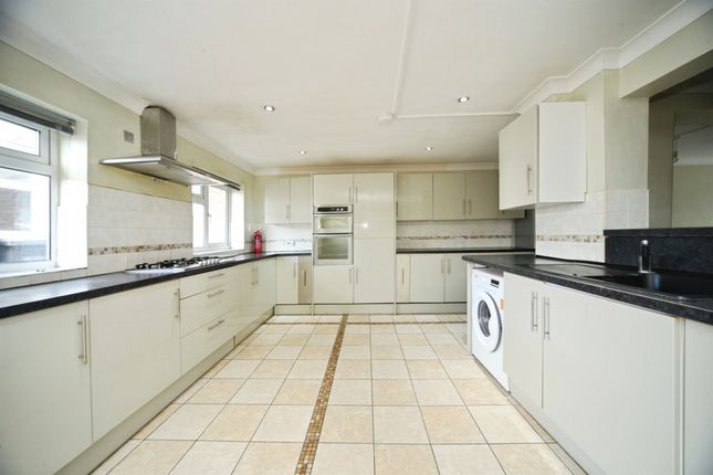 43, Julius Gardens, Luton photo 5