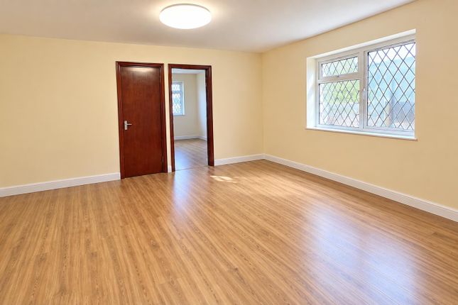 83, Pine Tree Close, Hounslow photo 2