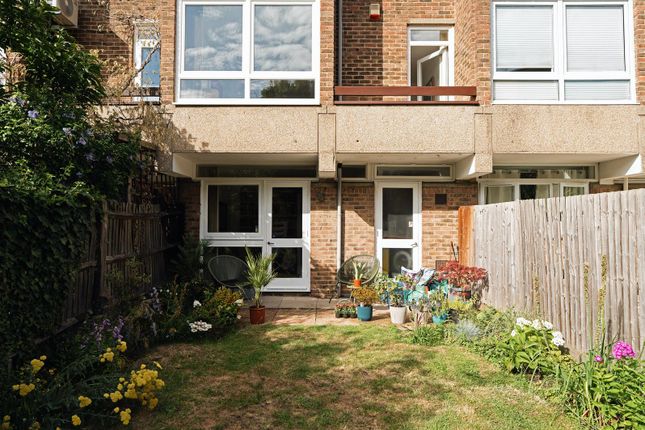 31, Deena Close, London photo 4