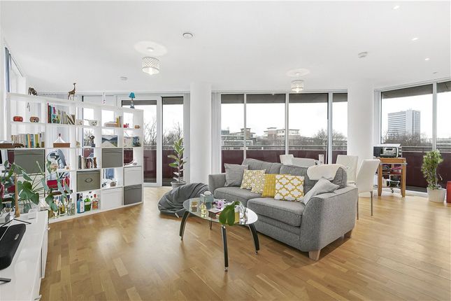 Thumbnail Flat for sale in Colonial Drive, London