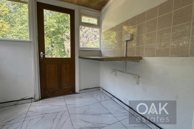 13 Arnold Avenue West, Enfield photo 4