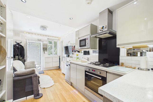 1b Avenue Court, The Avenue, Coulsdon photo 2