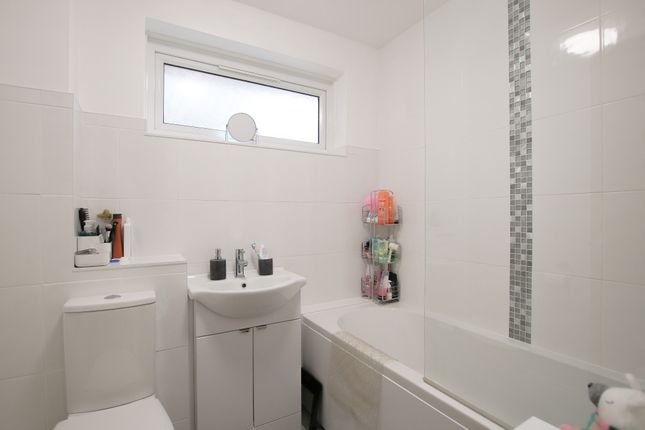 19, Robinia Green, SOUTHAMPTON photo 3