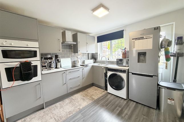 19, Mountbatten Avenue, Dukinfield photo 4