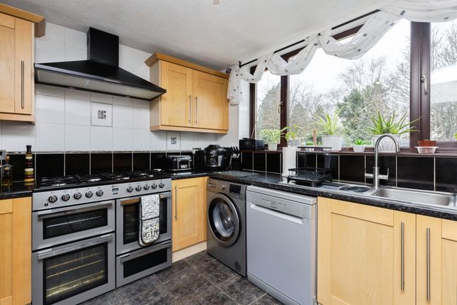 30, Mount Crescent, Wakefield photo 2