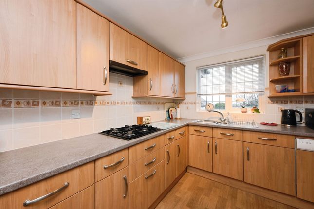 27, College Road, Hoddesdon photo 2