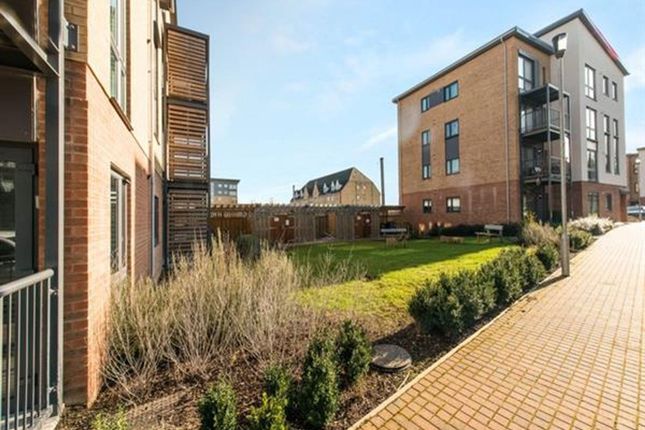 23 Lawford Court, Borehamwood photo 3