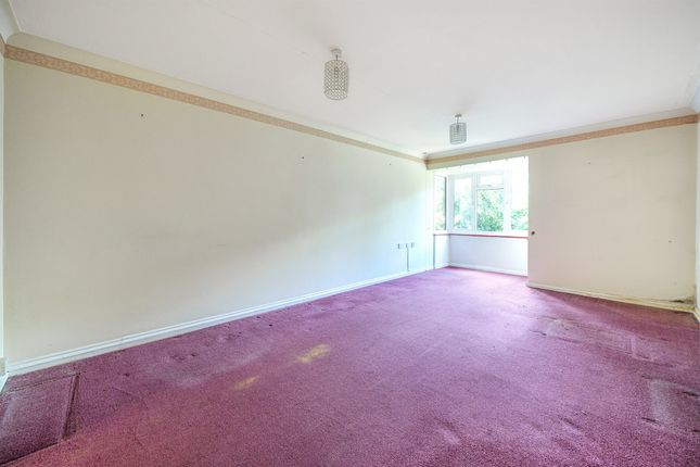 30, Crescent Dale, Shoppenhangers Road, Maidenhead photo 3