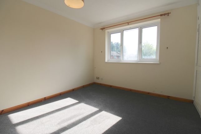 18, Kingfisher Close, Farnborough photo 4
