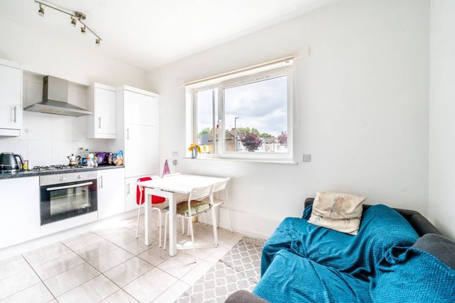 Flat for sale in Falcon Road, Clapham Junction, London
