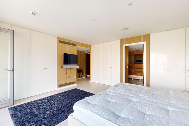Flat for sale in Fairmont Avenue, Canary Wharf