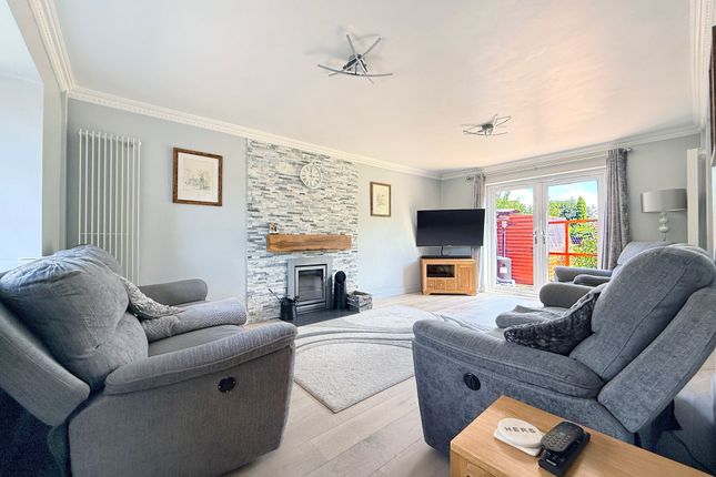 8 Ash Gardens, Swindon photo 2