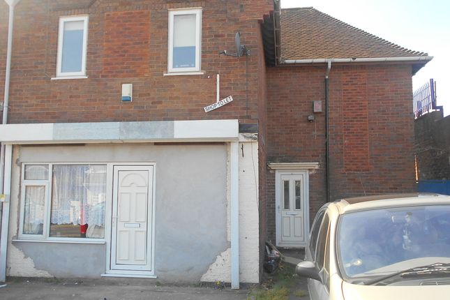 2 bed flat to rent in Coalpool Lane, Walsall