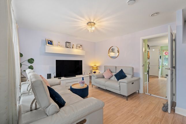 8, Nathaniel Close, Sarisbury Green photo 3