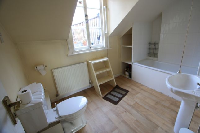 Flat to rent in Chelverton Road, Putney