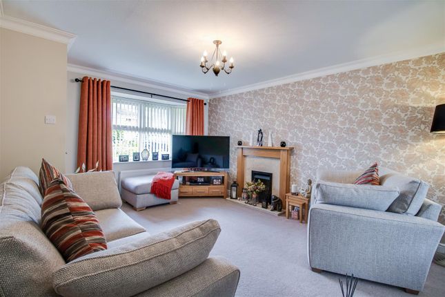 15, Leith Court, Thornhill, Dewsbury photo 3