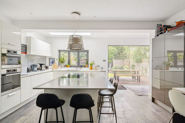 32, Connaught Avenue, London photo 4