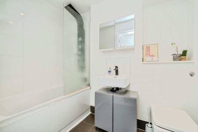 Flat 12, 25-29,, High Street, Surrey photo 3