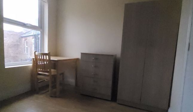 Room 5, 674a High Road, London photo 4