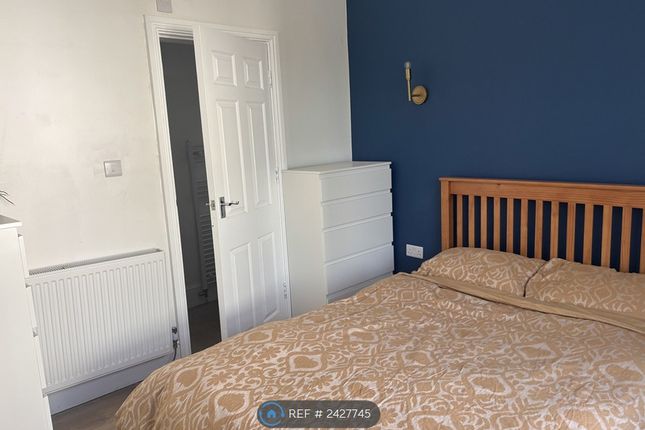 Room 5 - Upstairs Ensuite