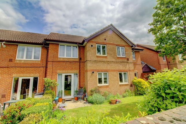 Thumbnail Flat for sale in Rosewood Gardens, High Wycombe, Buckinghamshire