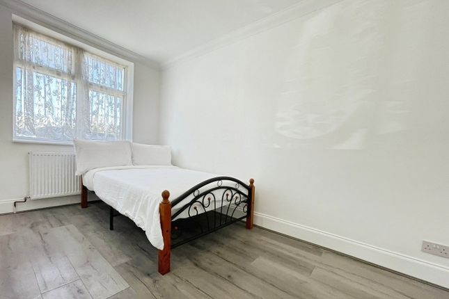 Room 1, 69, Goodwood Avenue, Enfield photo 2