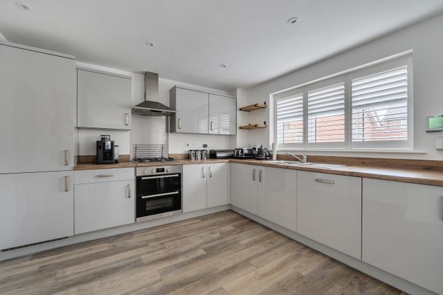 23, Skinner Drive, Berkshire photo 2